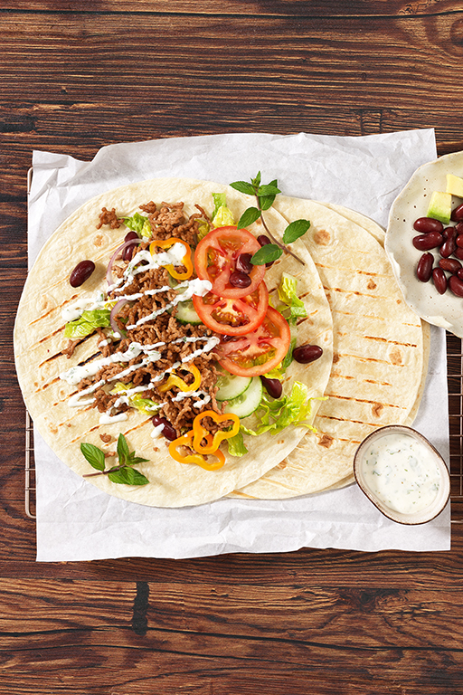 Faschiertes mit Gemüse und Bohnen auf Tortilla