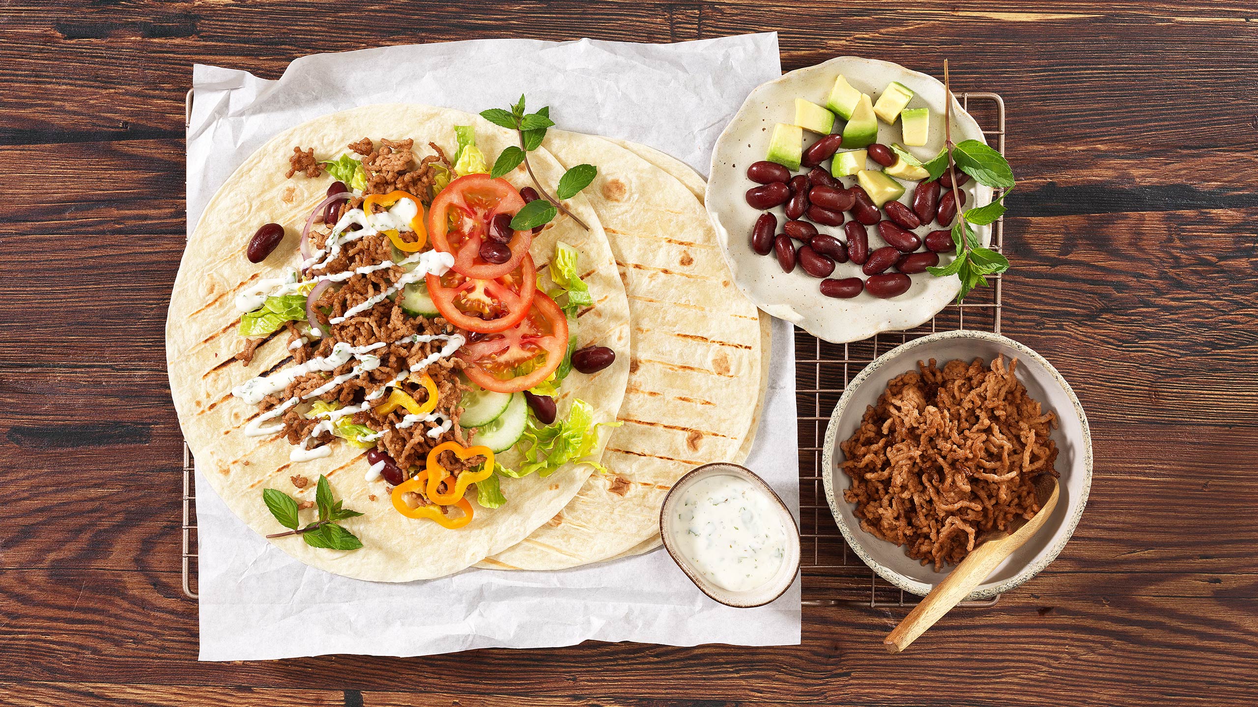 Faschiertes mit Gemüse und Bohnen auf Tortilla