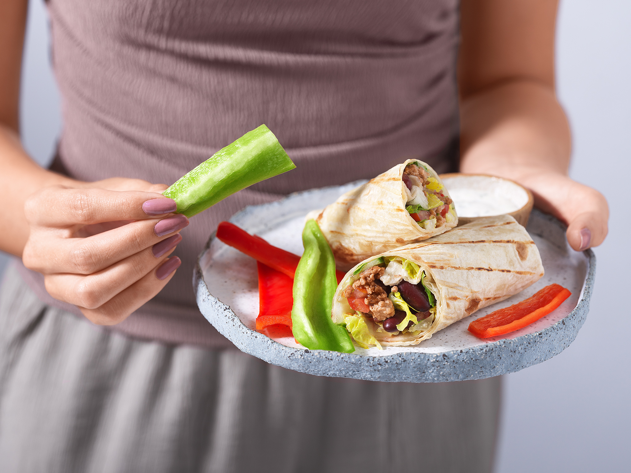 Tortilla Wraps mit Faschiertem und Gemüse auf Teller