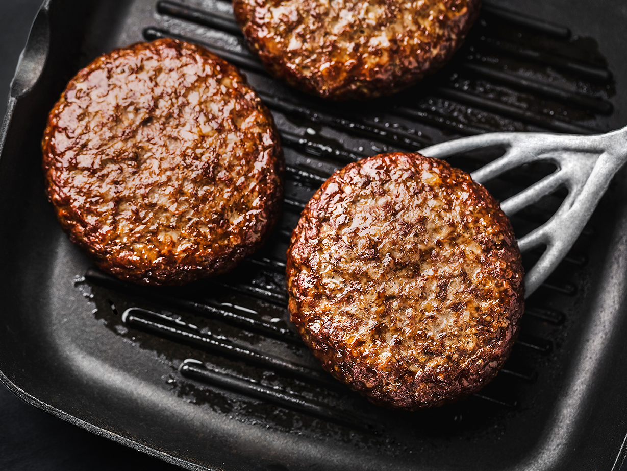 Rindfleisch Pattys in der Pfanne gegrillt
