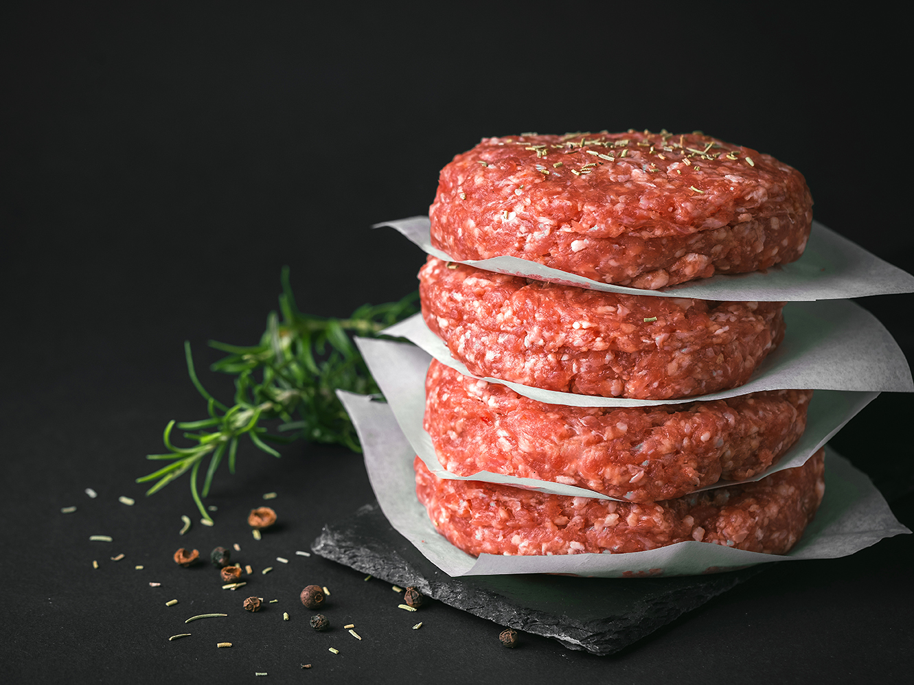 Rindfleisch Pattys, geschichtet auf Backpapier