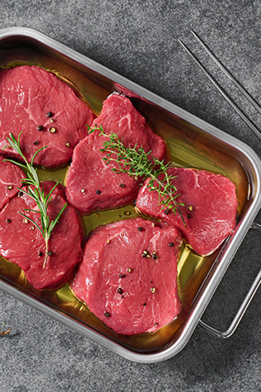 Mariniertes Rindfleisch im Bräter