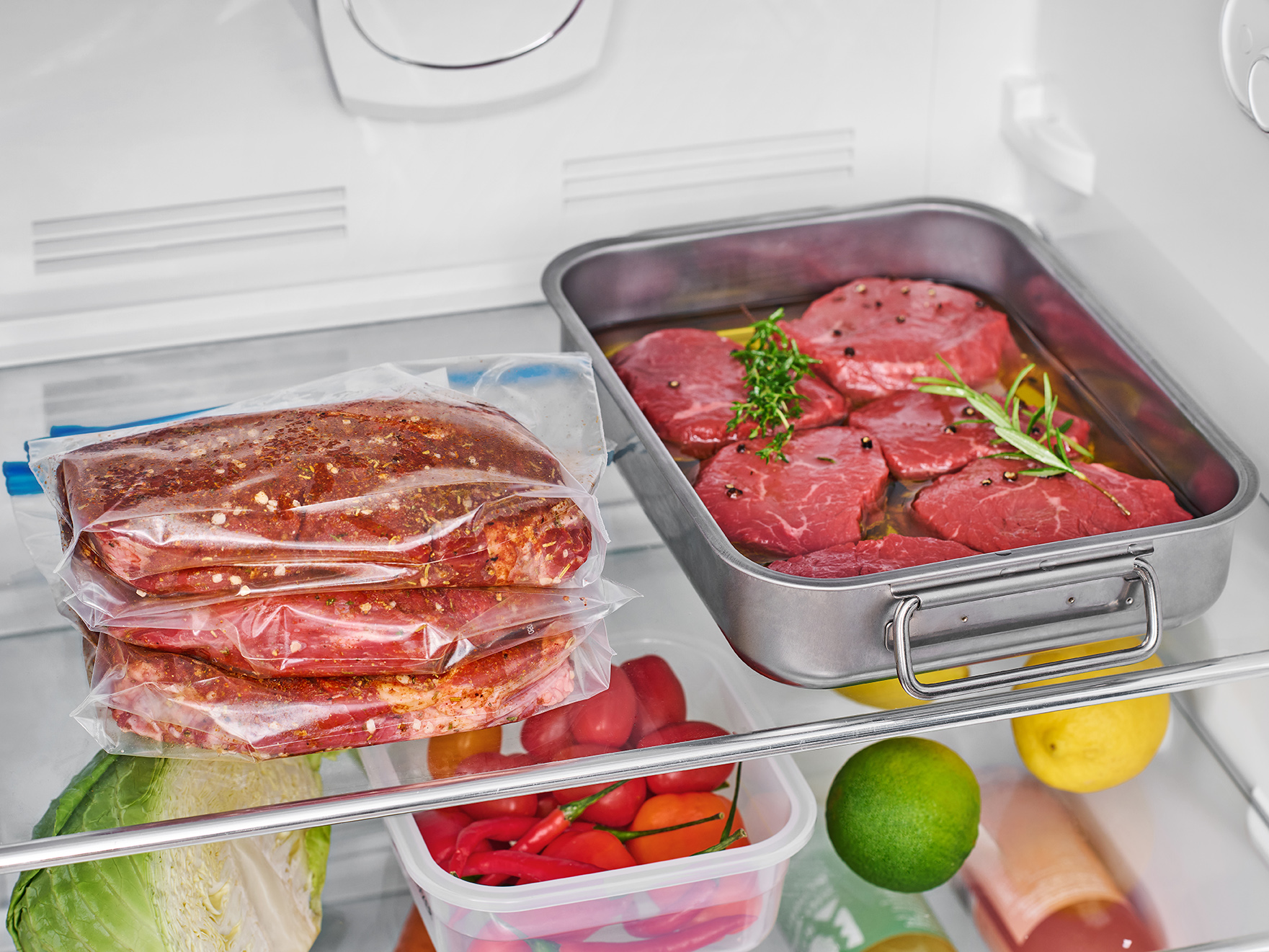 Mariniertes Rindfleisch in Kühlschrank