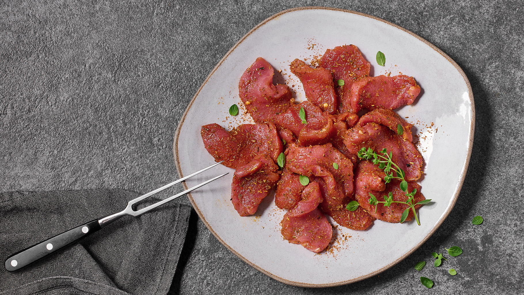 Mariniertes Schweinefleisch auf Teller