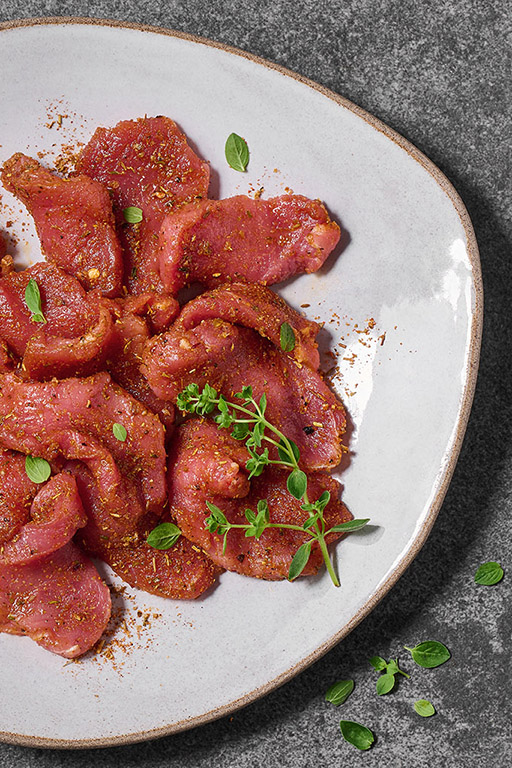 Mariniertes Schweinefleisch auf Teller