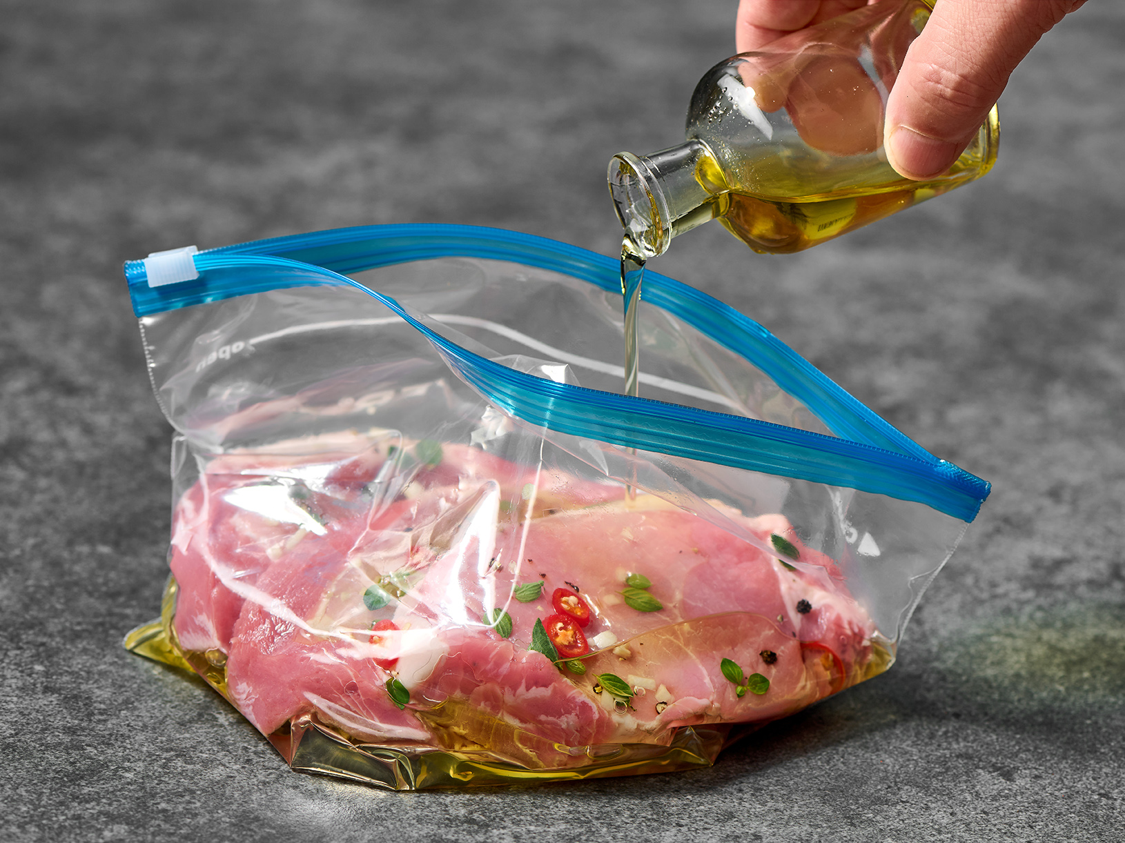 Mariniertes Schweinefleisch in Beutel