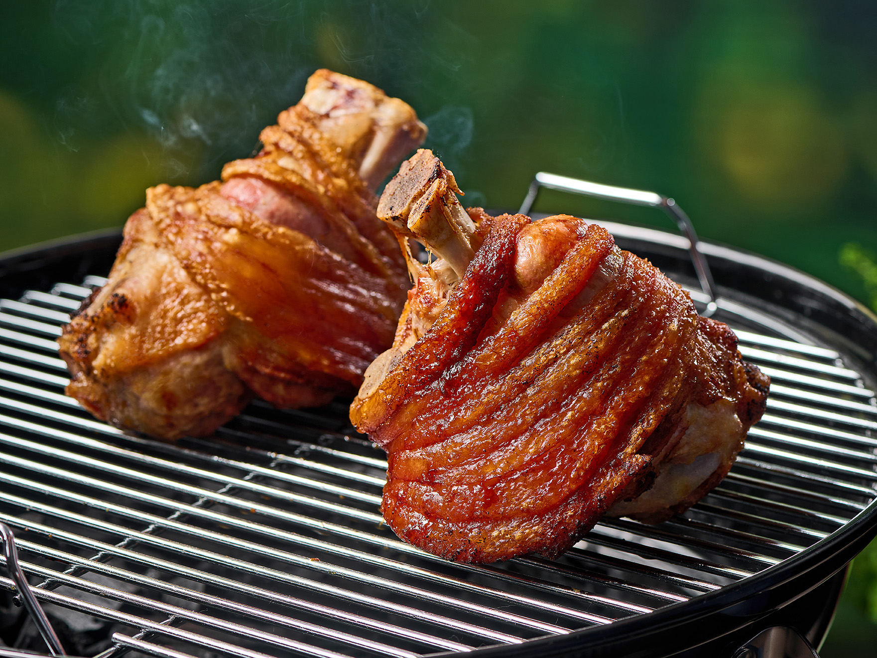Knusprige Schweinestelze auf Grill