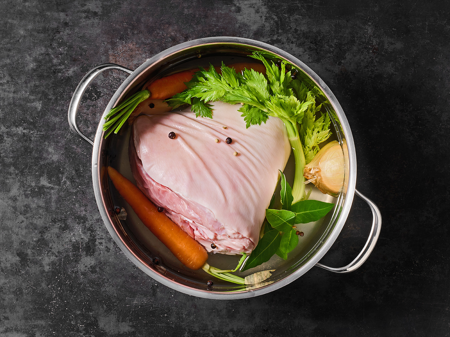 Schweinestelze, vorgekocht im Topf