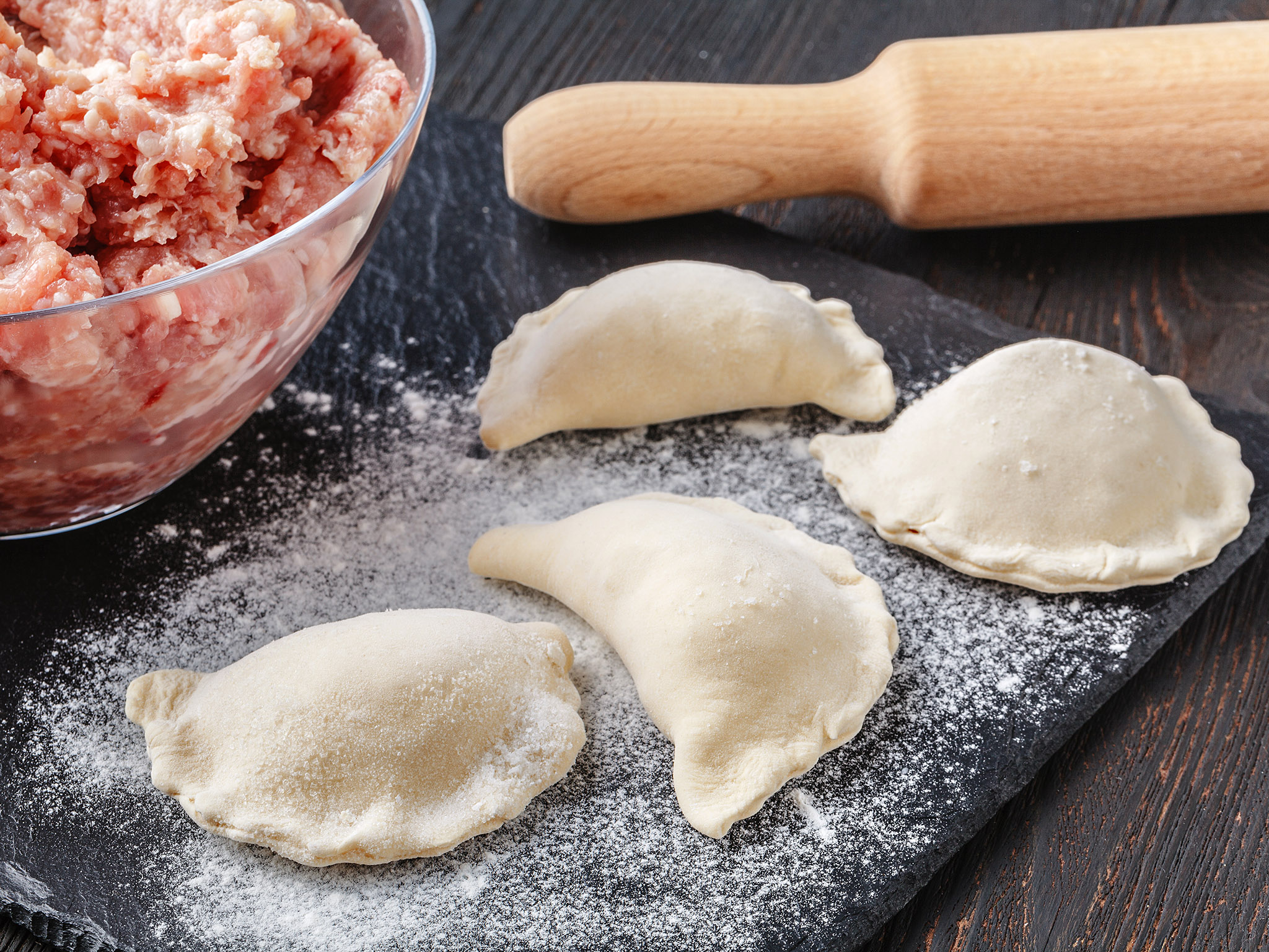 Pierogi in der Zubereitung am Brett