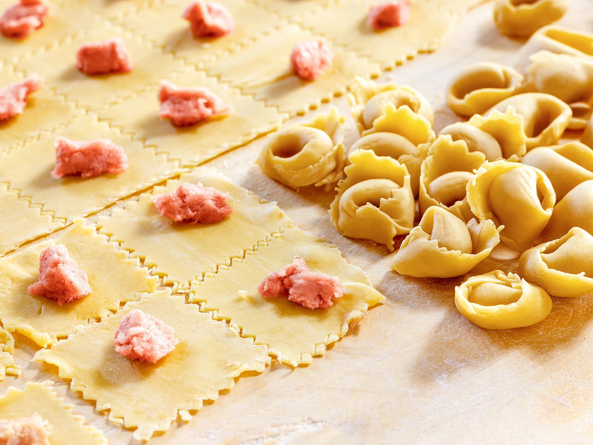 Tortellini werden mit Fleisch befüllt