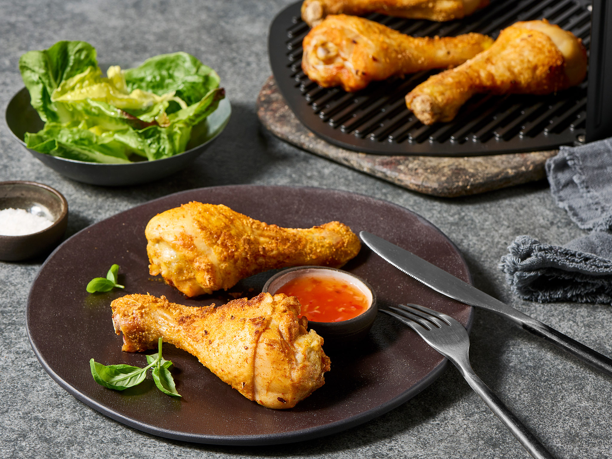 Gebackene Hühnerkeulen mit Sauce