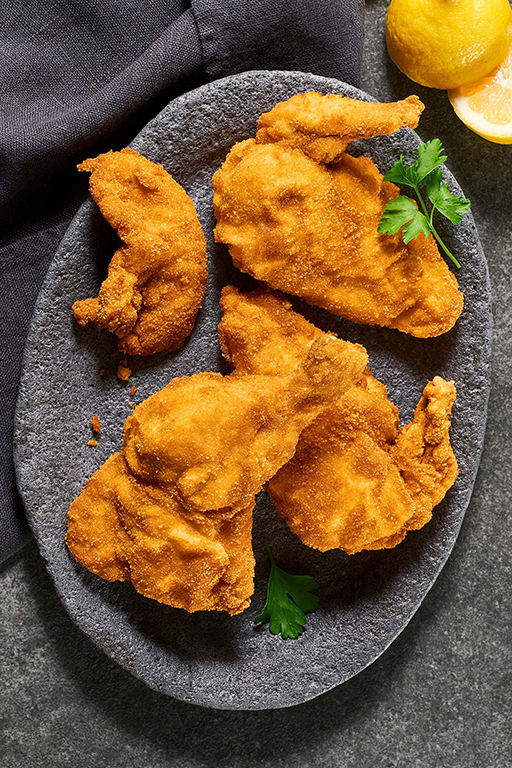 Backhendl Stücke liegen am Teller