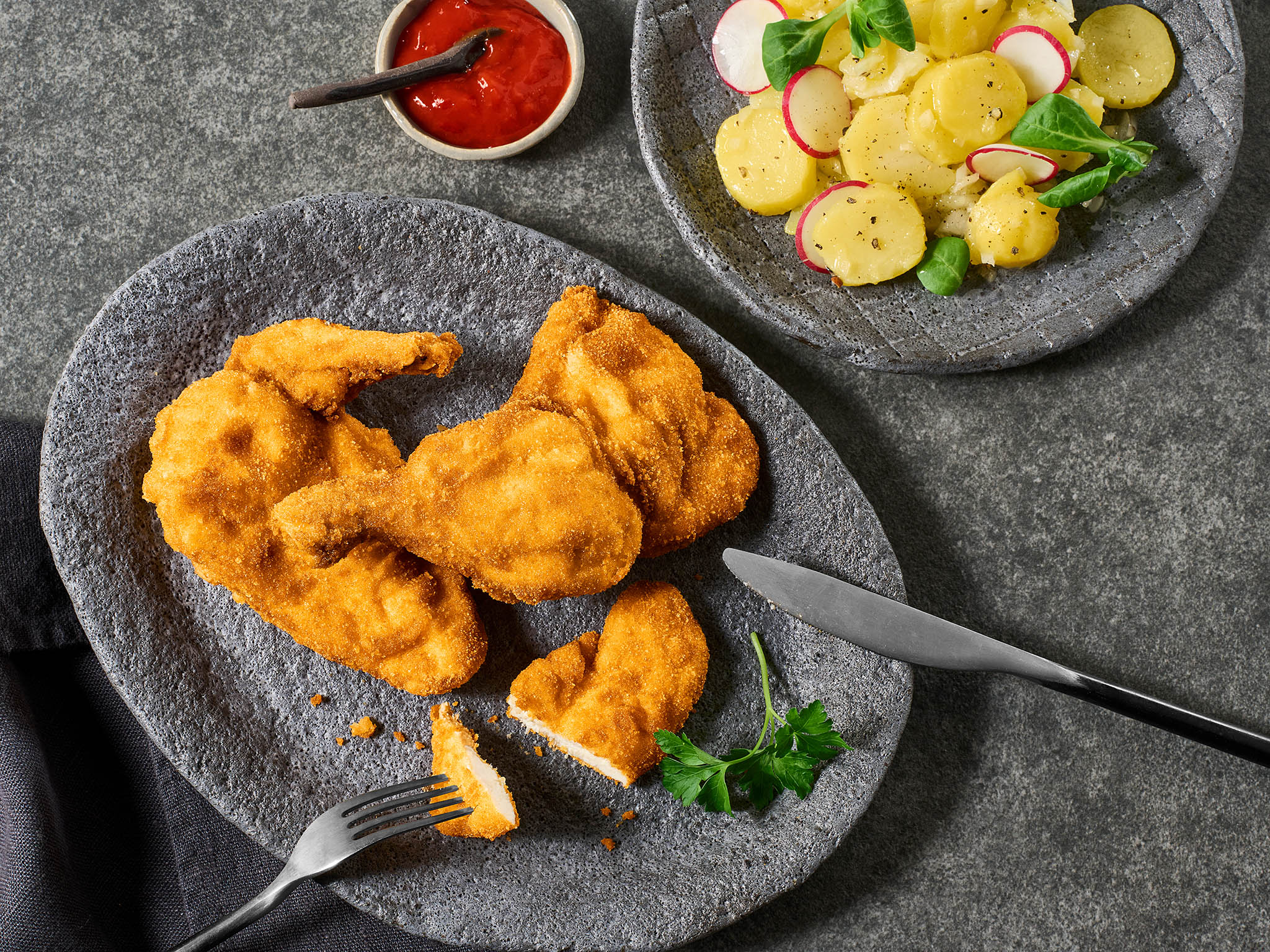 Backhendl mit Erdäpfelsalat angerichtet