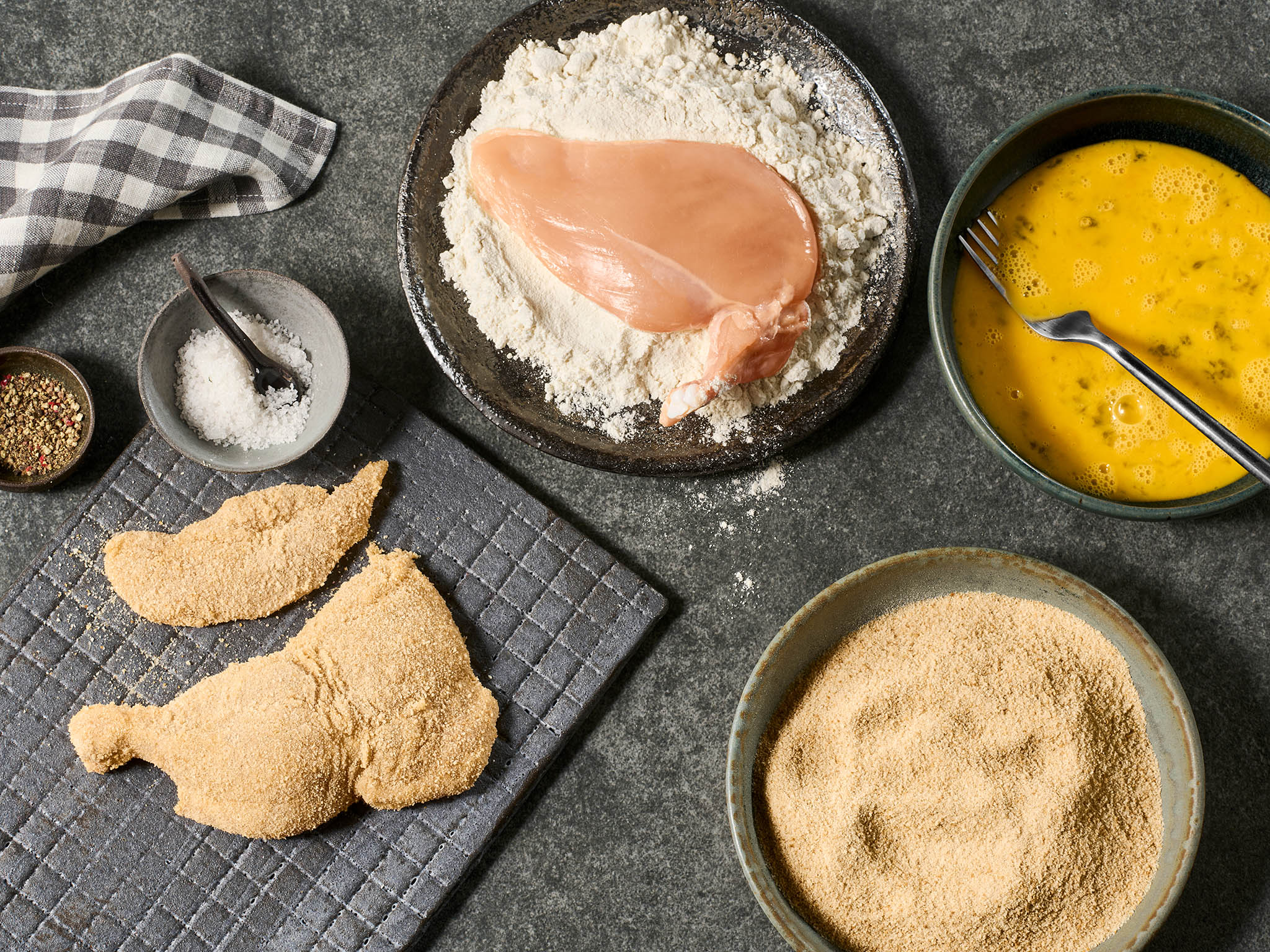 Hendlstücke würzen und in Mehl wenden