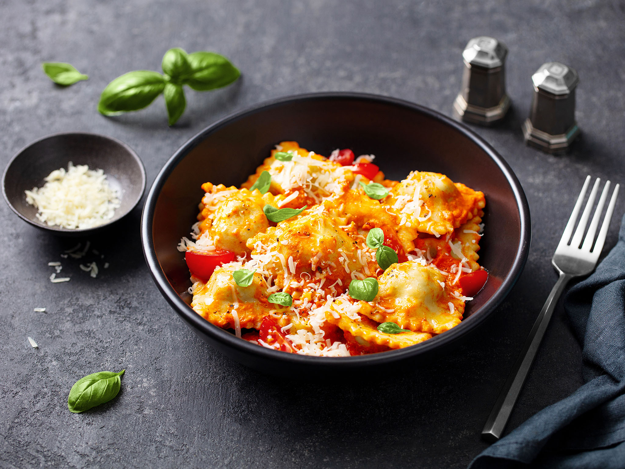 Ravioli fertig im Teller serviert